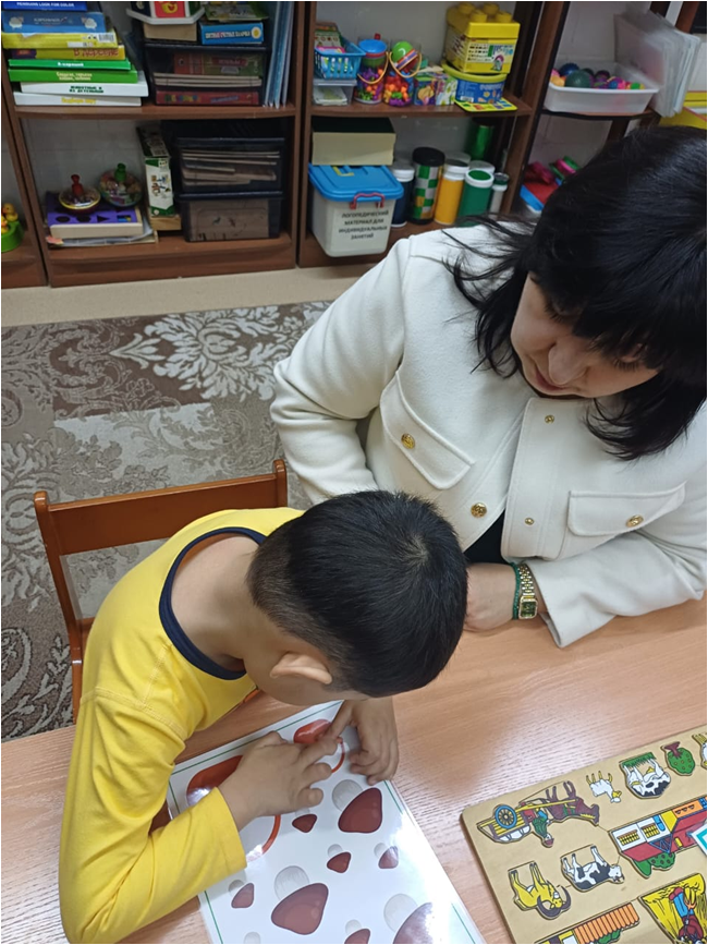 Психолог Э.К.Магсумова проводит коррекционную работу с Ансаром